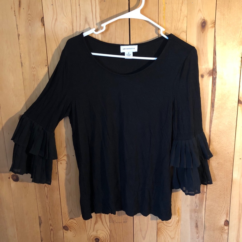 Black ruffled slevetop